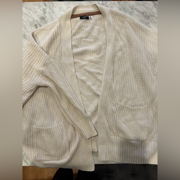Urban outfitters cream oversized cardigan. Size small - Picture 2 of 3